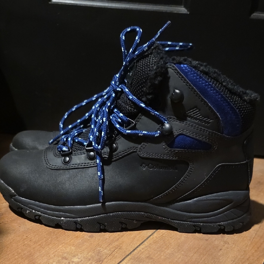 Columbia WOMAN'S Black and Blue Hiking/Snow Boots